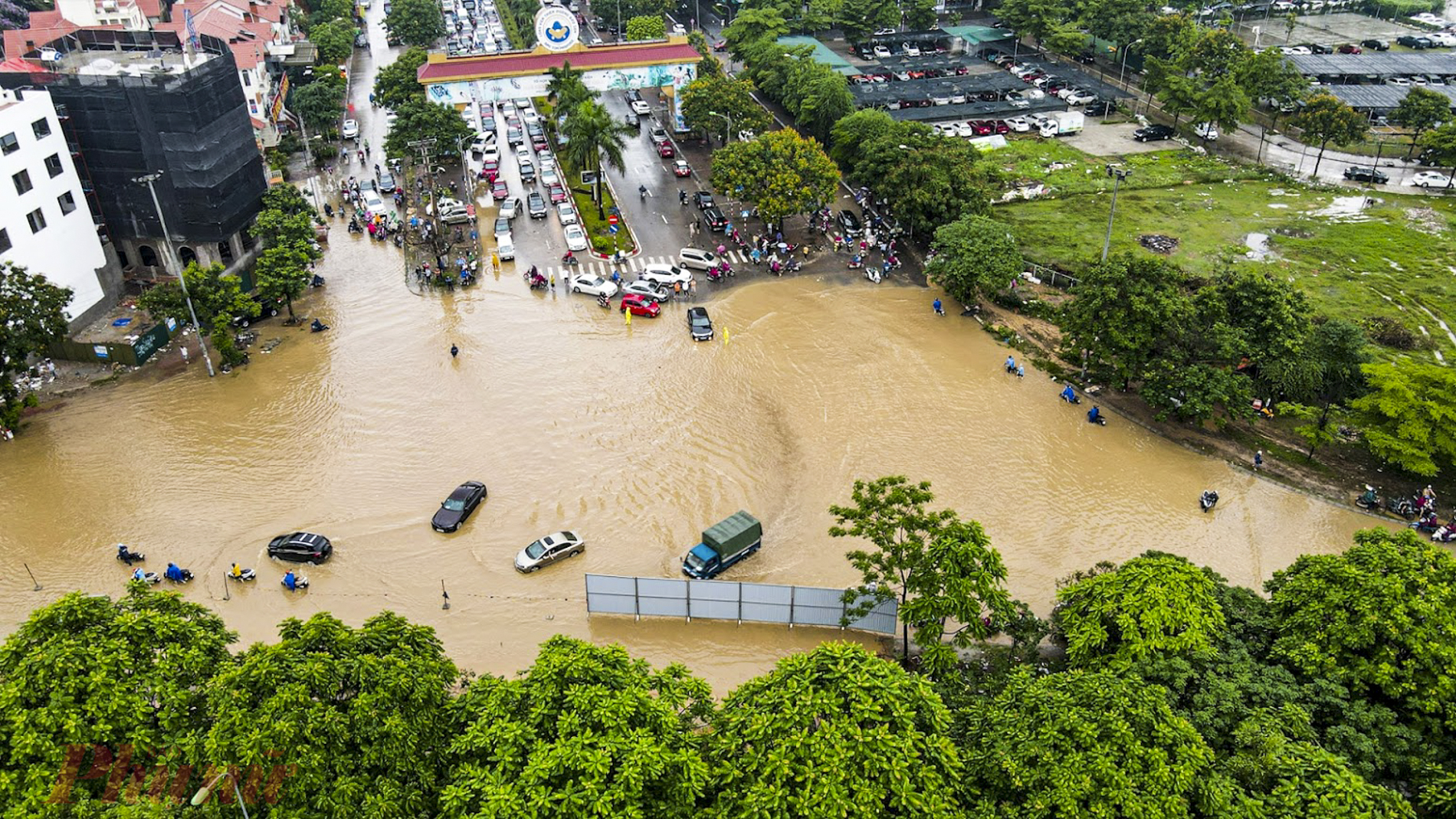 Ngoài ra, ngã ba giao giữa đại lộ Thăng Long và đường Lê Trọng Tấn (Thiên đường Bảo Sơn) ngập sâu trong nước.
