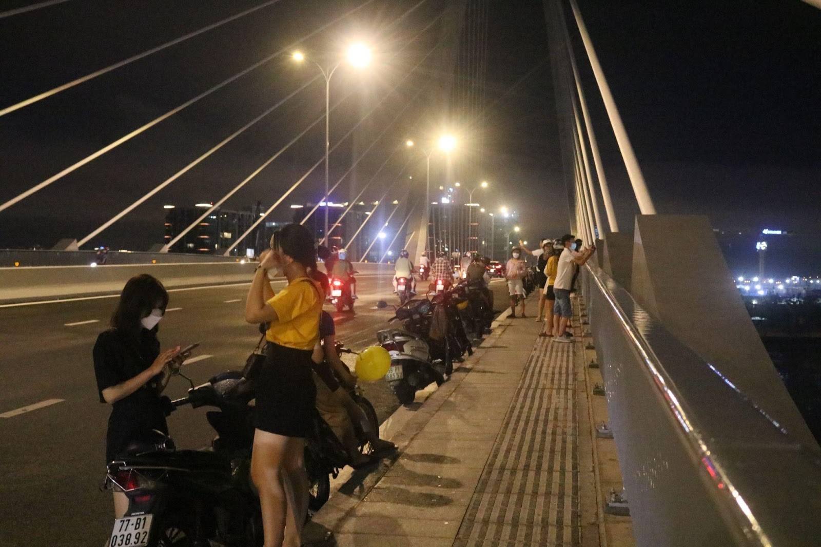 Một hàng dài xe đỗ tràn lan trên cầu Thủ Thiêm 2 bất chấp an toàn giao thông