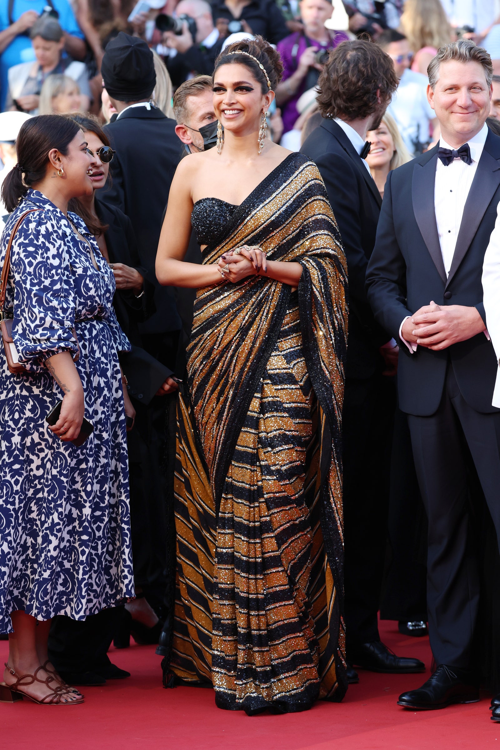 Trong ngày khai mạc, Deepika Padukone diện trang phục mang đậm văn hoá Ấn Độ của Sabyasachi