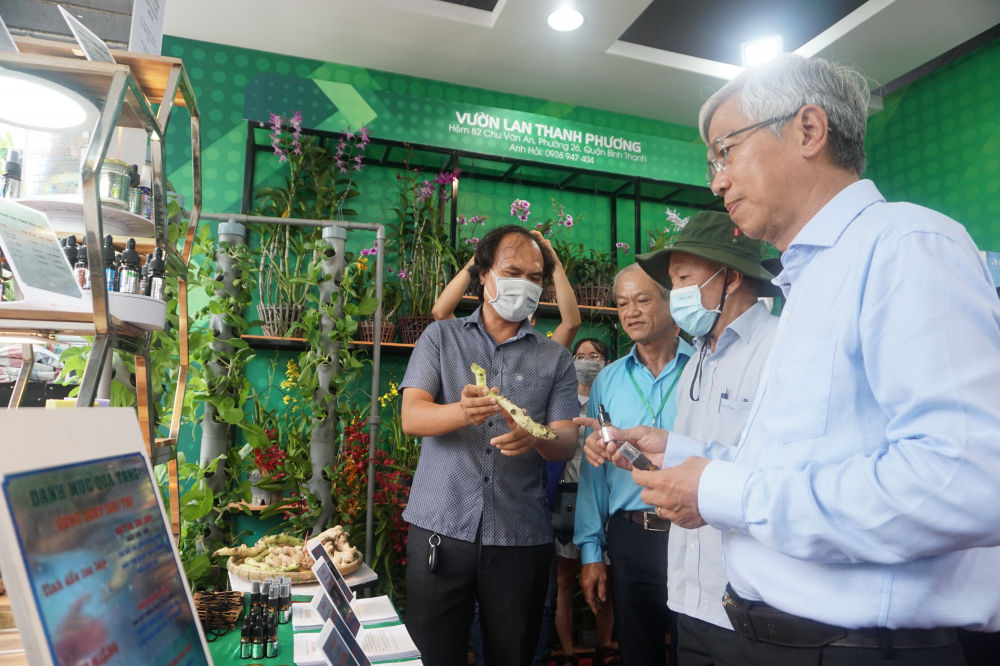 Phó chủ tịch UBND TPHCM Võ Văn Hoan (ngoài cùng bên phải) tham quan sản phẩm tại gian hàng tinh dầu