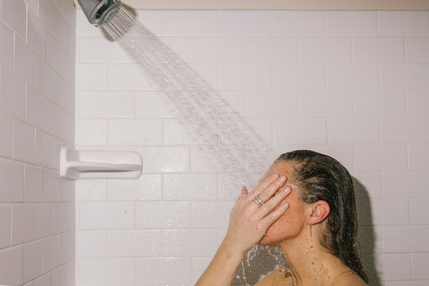 Các chuyên gia khuyên bạn nên rửa mặt bằng nước mát tại bồn rửa mặt trong phòng tắm để giảm sưng tấy. Tránh rửa mặt với phần còn lại của cơ thể dưới vòi hoa sen.