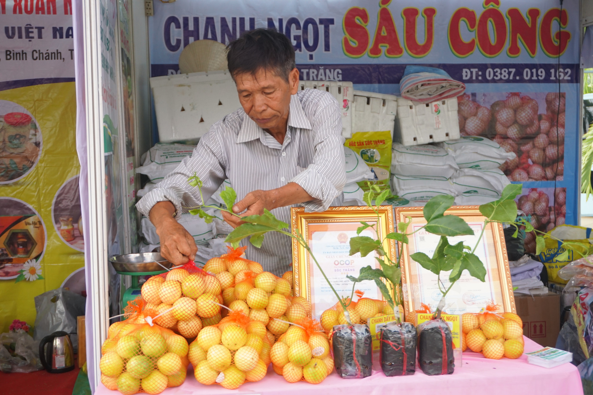 Ông Sáu Công bán chanh leo ngọt giá 110.000 đồng tại hội chợ