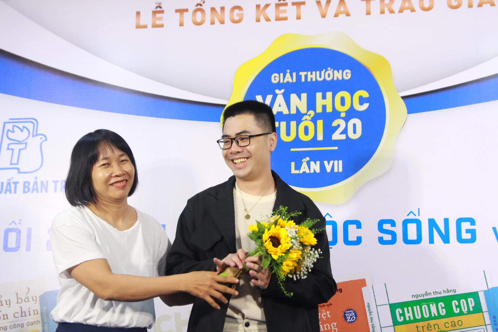 Nhà văn Nguyễn Ngọc Tư trao giải nhì cho tác giả Yang Phan tại lễ trao giải Giải thưởng Văn học Tuổi 20 lần VII
