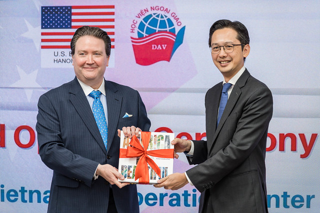 Đại sứ Hoa Kỳ tại Việt Nam Marc E.Knapper và ông Đỗ Hùng Việt - Trợ lý Bộ trưởng Bộ Ngoại giao Việt Nam