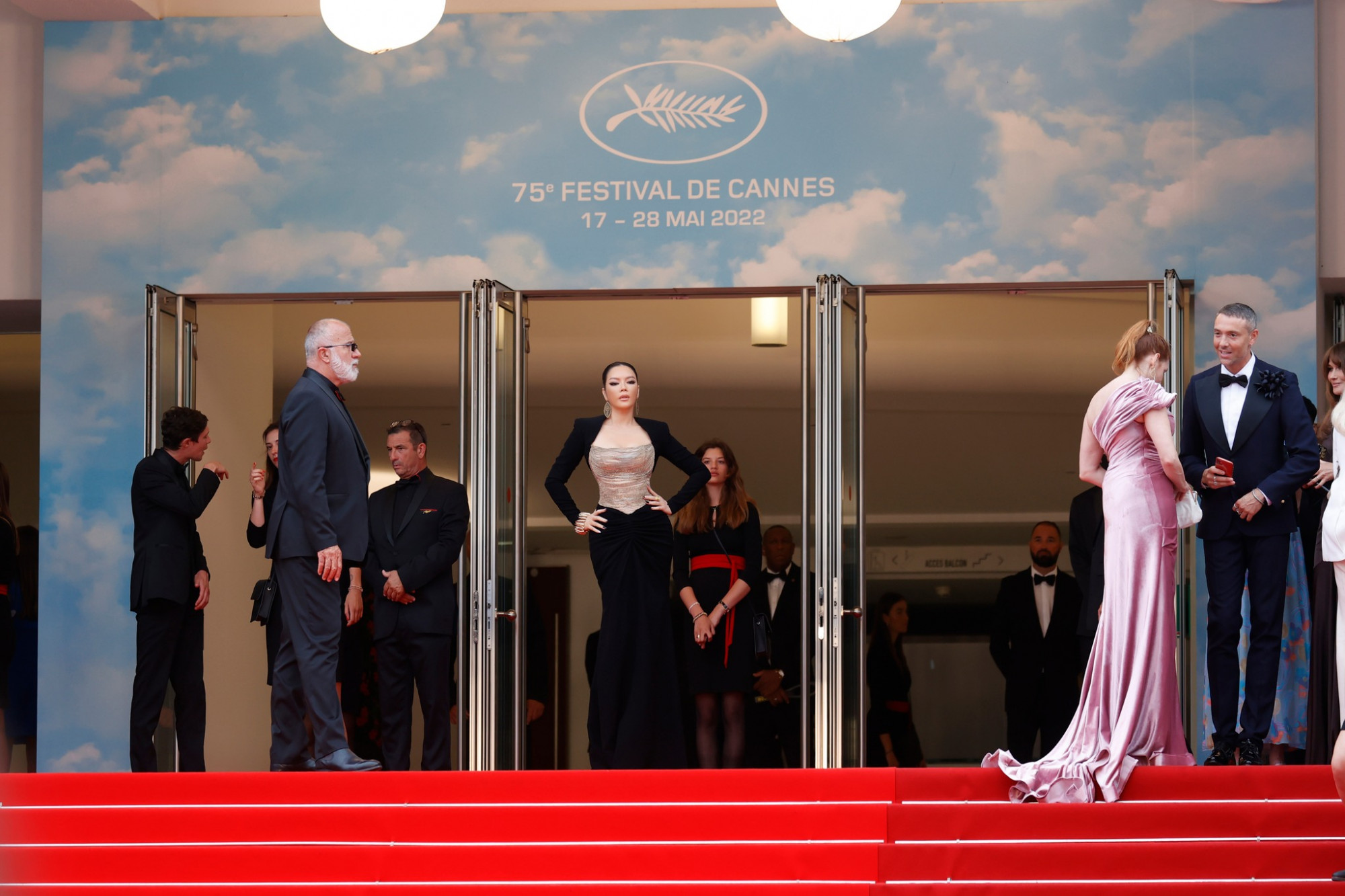 Lý Nhã Kỳ từng nhiều lần tham gia Cannes nên việc cô huỷ toàn bộ lịch trình vì đuối sức khiến khán giả bất ngờ.
