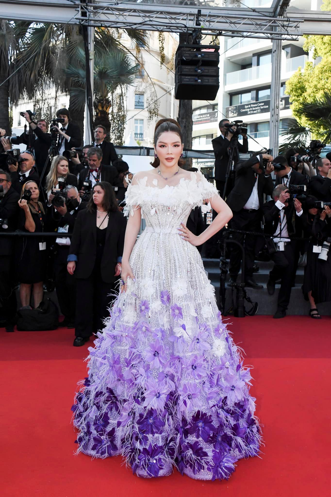 Lý Nhã Kỳ trên thảm đỏ Cannes ngày đầu tiên cô tham gia.