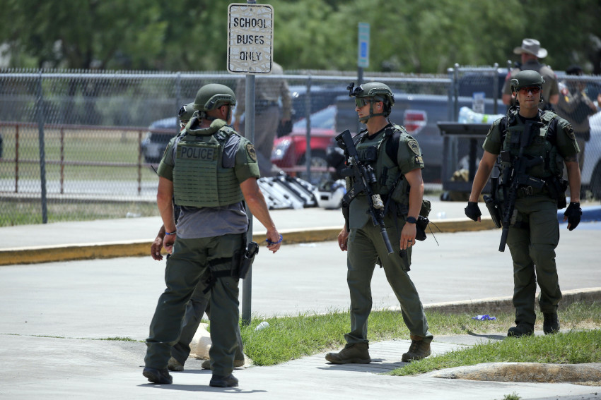 Cảnh sát đứng bên ngoài trường Tiểu học Robb ở Uvalde, Texas.