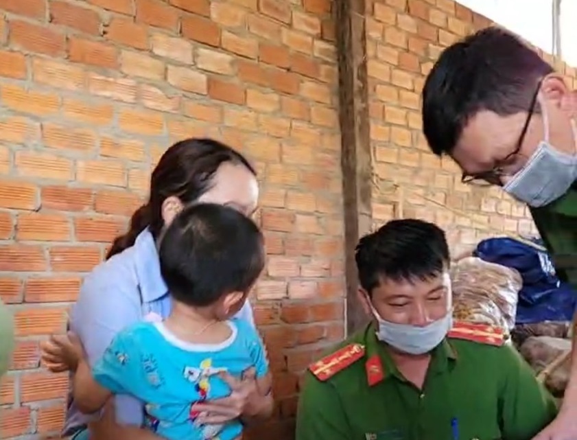 Cháu L. được gia đình và cơ quan chức năng tìm thấy tại nhà một người lạ ở tỉnh Đắk Nông