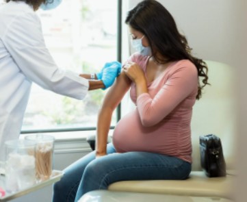 Phụ nữ mang thai và người trên 65 tuổi được khuyến khích tiêm liều vắc xin thứ 5