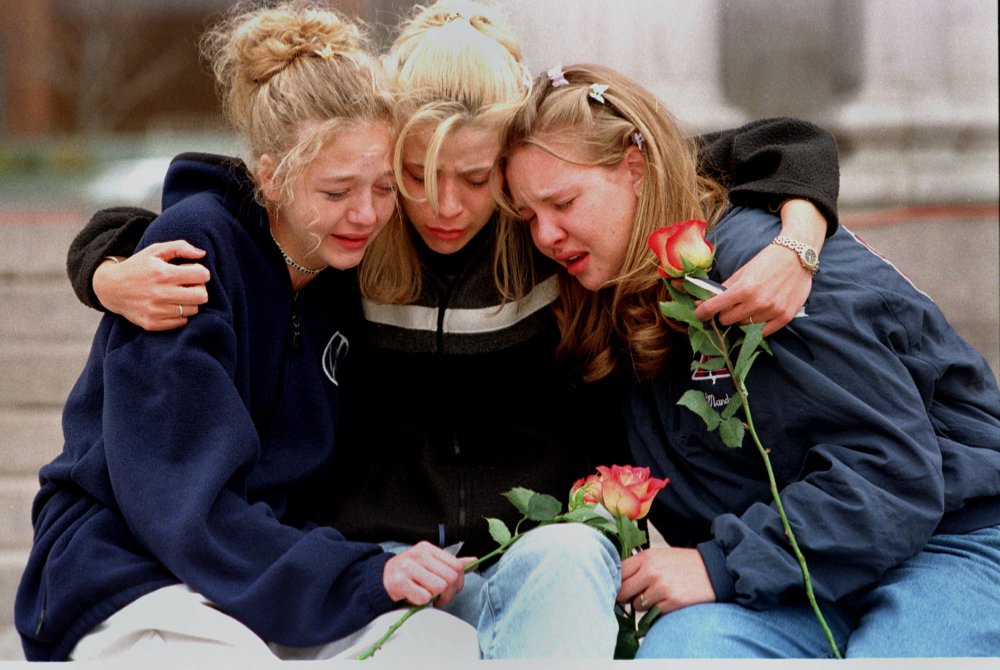 Năm 1999, 2 học sinh đã giết chết 12 bạn cùng lứa và một giáo viên tại trường học ở Littleton, Colorado và làm nhiều người khác bị thương trước khi tự sát.