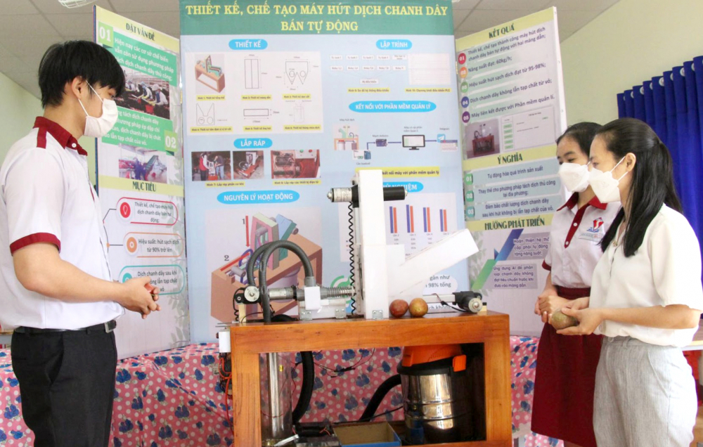 Dự án “Thiết kế, chế tạo máy hút dịch chanh dây bán tự động” của hai học sinh Đắk Lắk là một trong bảy dự án của học sinh Việt Nam tham gia hội thi Khoa học kỹ thuật quốc tế 2022 - ẢNH: ĐÔNG DU