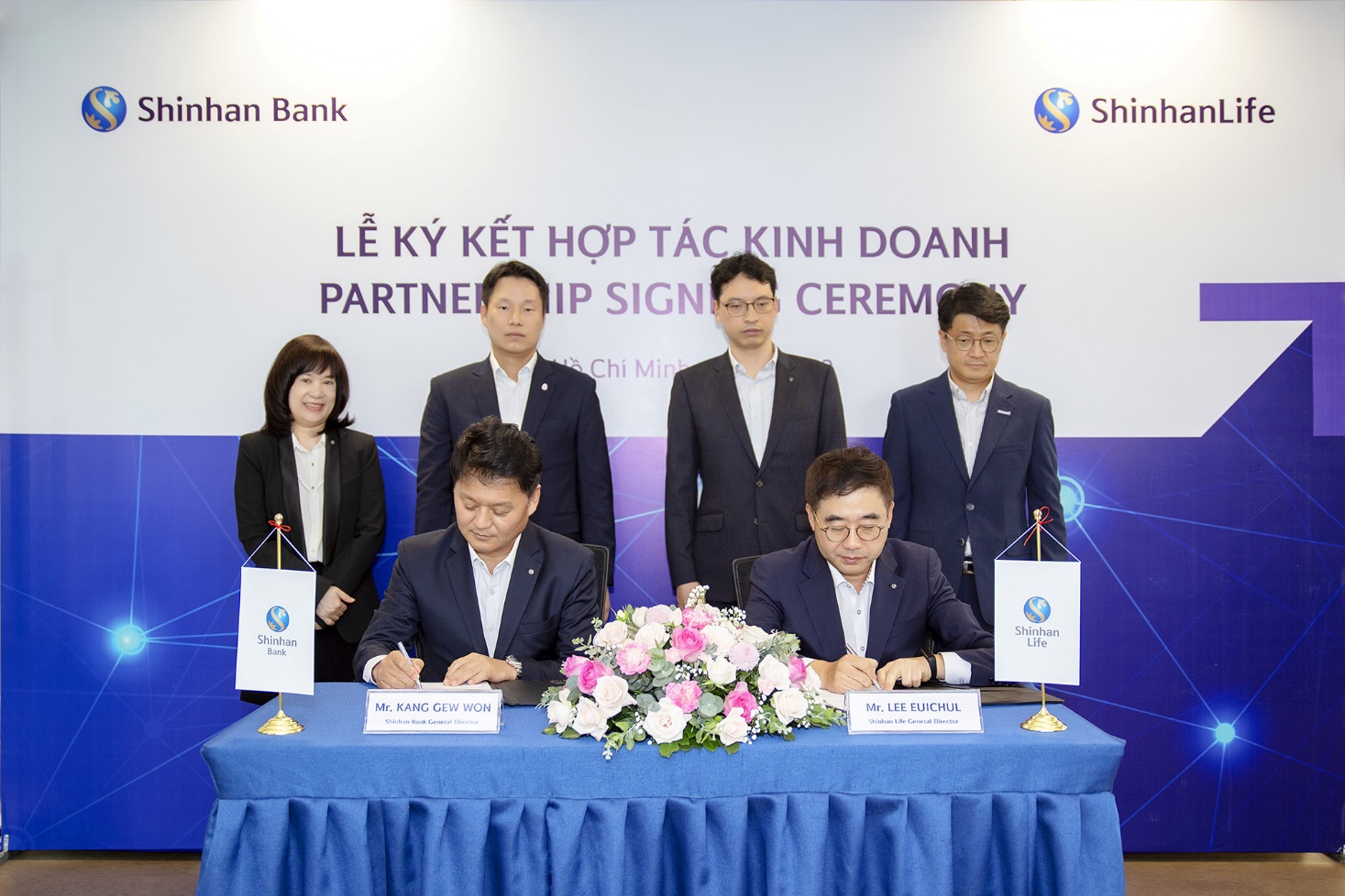 Ông Kang GewWon, Tổng giám đốc Ngân hàng Shinhan Việt Nam (trái) và ông Lee Euichul, Tổng giám đốc Shinhan Life Việt Nam (phải) ký kết thỏa thuận hợp tác - Ảnh: Shinhan Life
