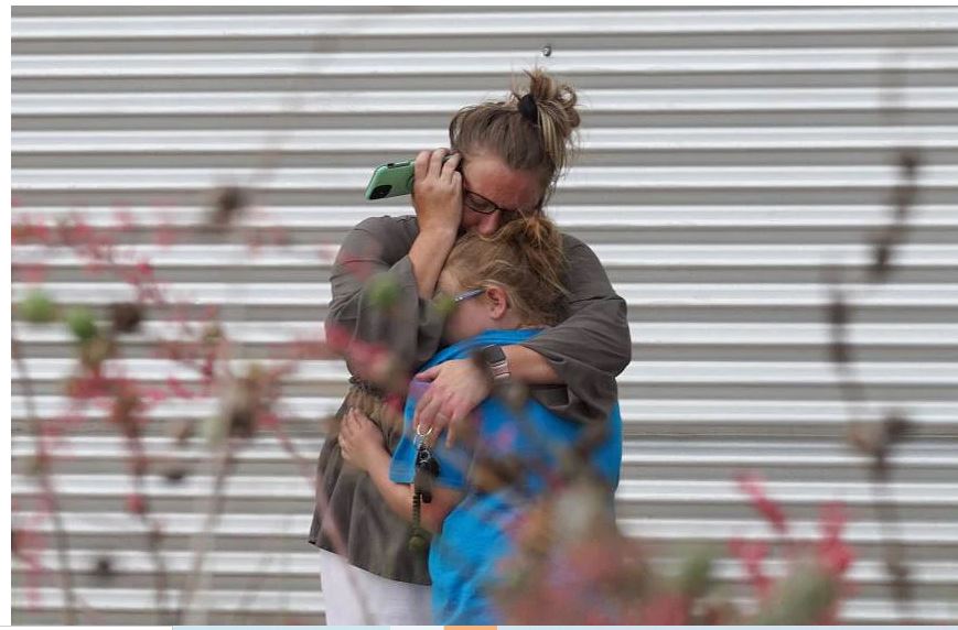 Một phụ nữ khóc và ôm một cô gái trẻ ở Uvalde, Texas, ngày 24/5.