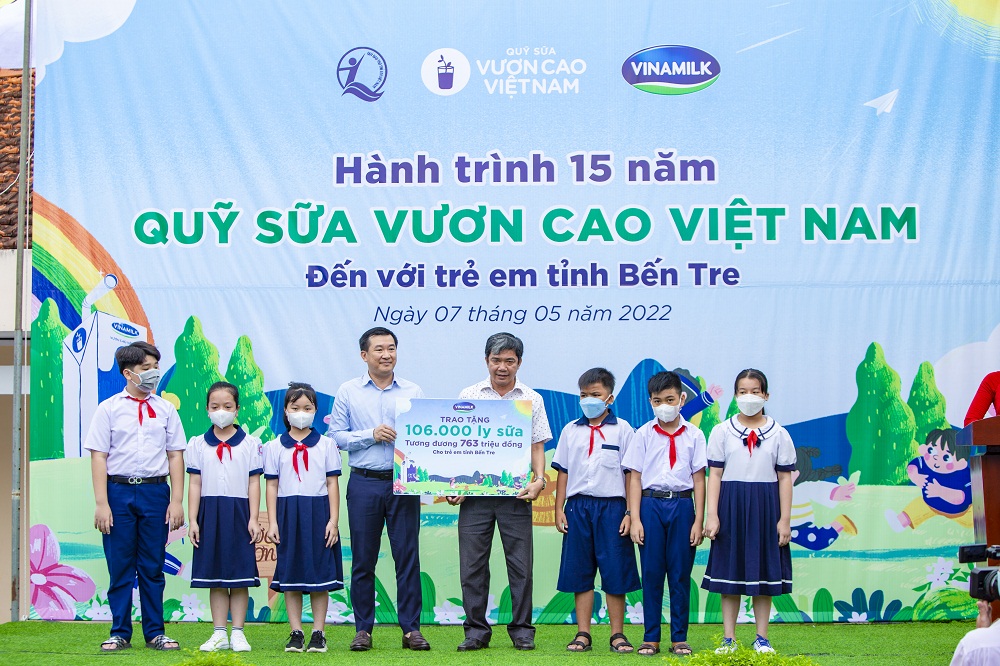 Đại diện Vinamilk và Quỹ sữa trao tặng 106.000 ly sữa cho các em nhỏ có hoàn cảnh khó khăn tại tỉnh Bến Tre - Ảnh: Vinamilk