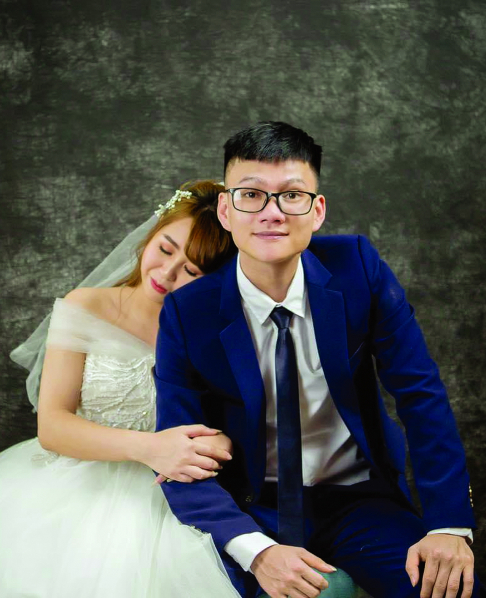 Quốc Việt - Nhật Linh trong bộ vest và váy cưới