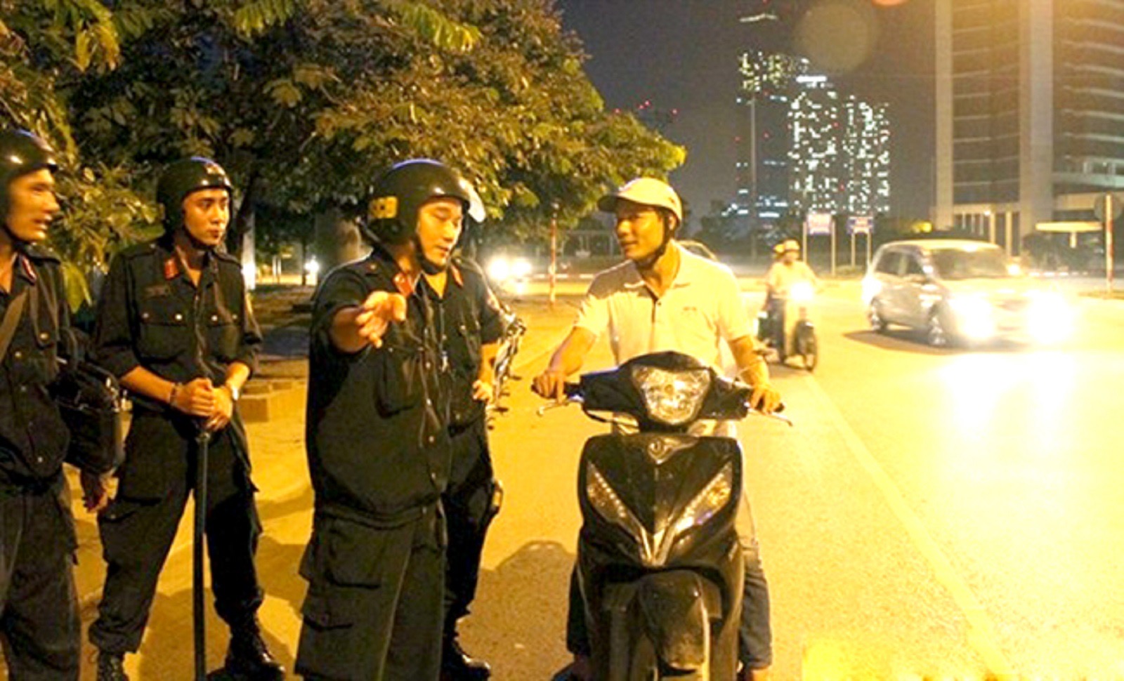 Cảnh sát cơ động tham gia giữ gìn trật tự giao thông