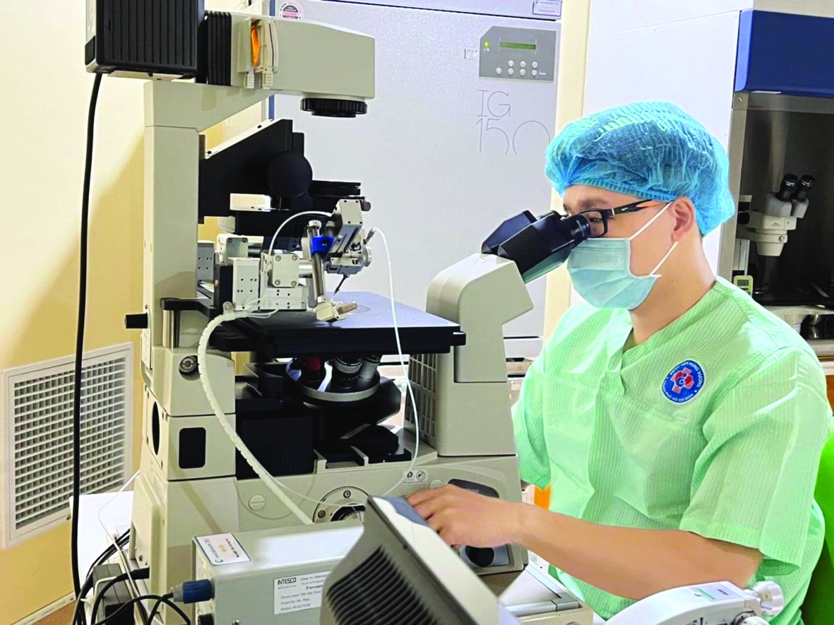 Soi tìm tinh trùng bằng kính hiển vi tại Bệnh viện Hùng Vương (ảnh bệnh viện cung cấp)