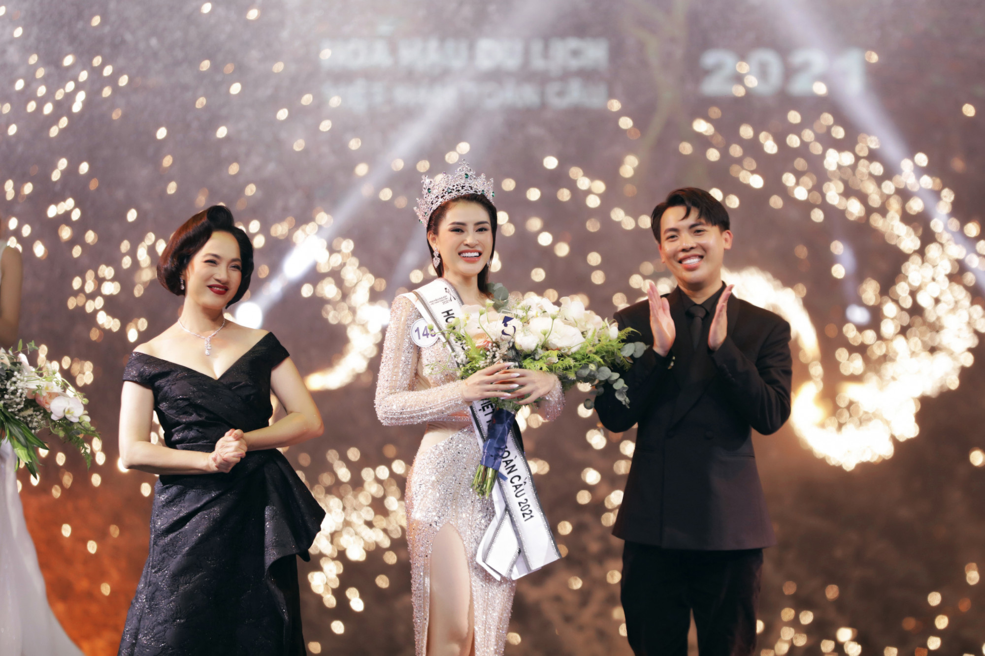 NSND Lê Khanh (trưởng ban giám khảo), ông Phạm Duy Khánh (trưởng BTC) và hoa hậu Lý Kim Thảo trong đêm chung kết diễn ra tại TP Phan Thiết, vào ngày 21/5