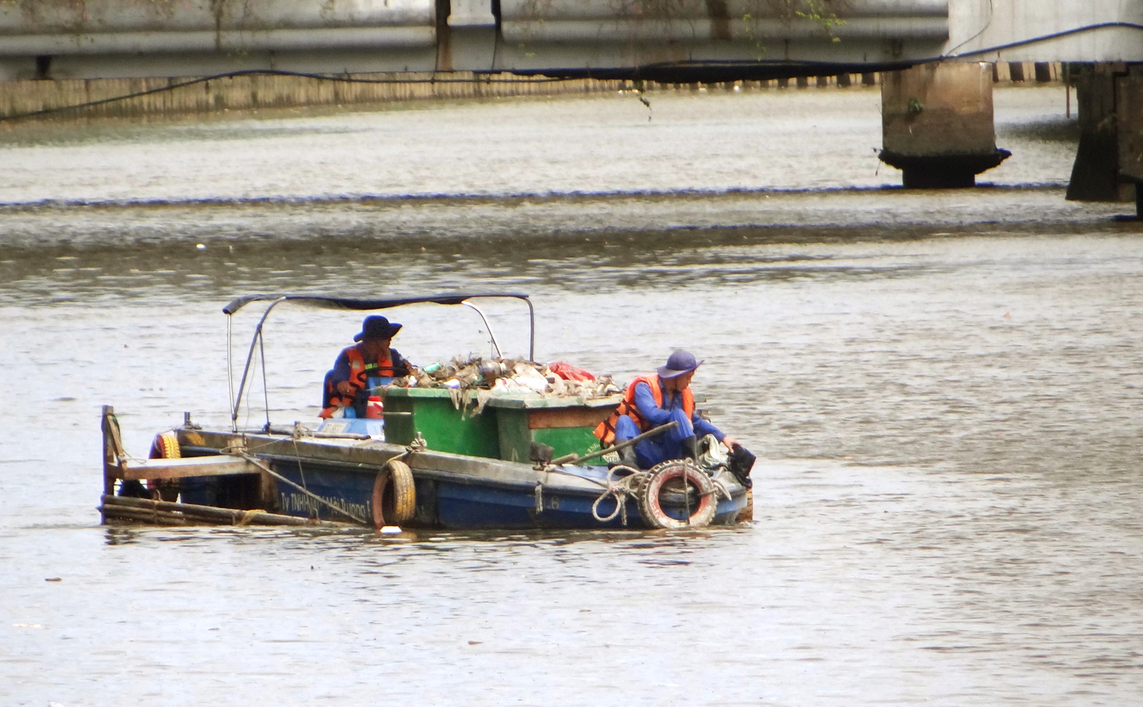 Mỗi năm TP.HCM phải chi hàng trăm tỷ đồng cho công tác vớt rác trên sông, kênh, rạch  (trong ảnh: Công nhân vớt rác trên kênh Nhiêu Lộc - Thị Nghè, đoạn thuộc Q.3, TP.HCM)  - Ảnh: H.N.
