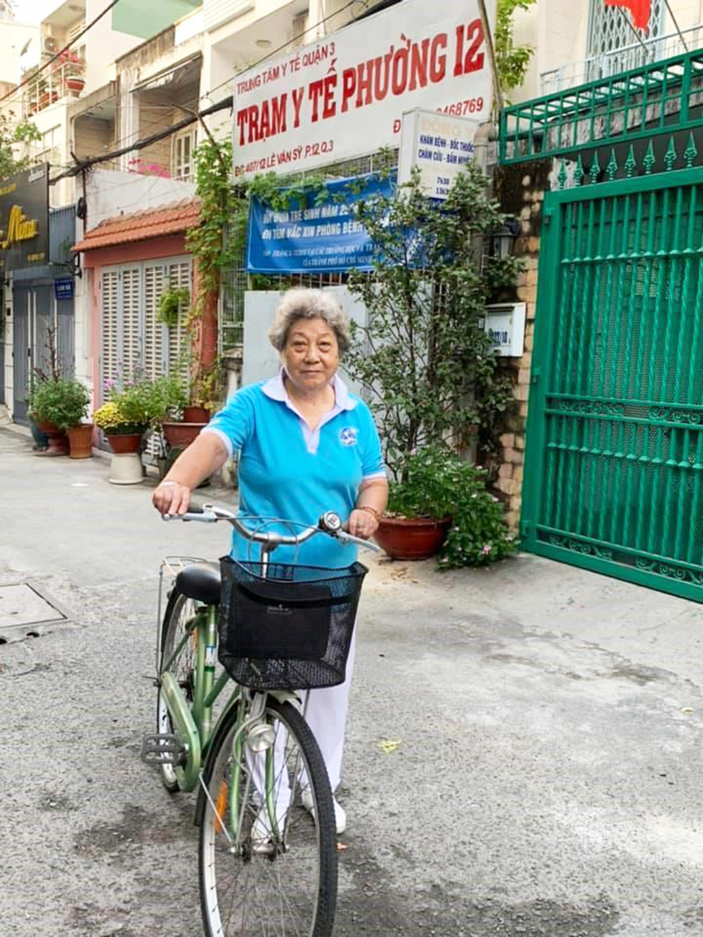 Chiếc xe đạp giúp cô đi khắp phố phường