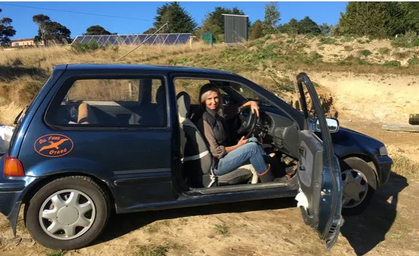 Người phụ nữ New Zealand Rosemary Penwarden trên chiếc ô tô điện chạy bằng năng lượng mặt trời tự chế của mình, được ký hợp đồng và bảo hành đầy đủ. Ảnh: do Rosemary Penwarden cung cấp