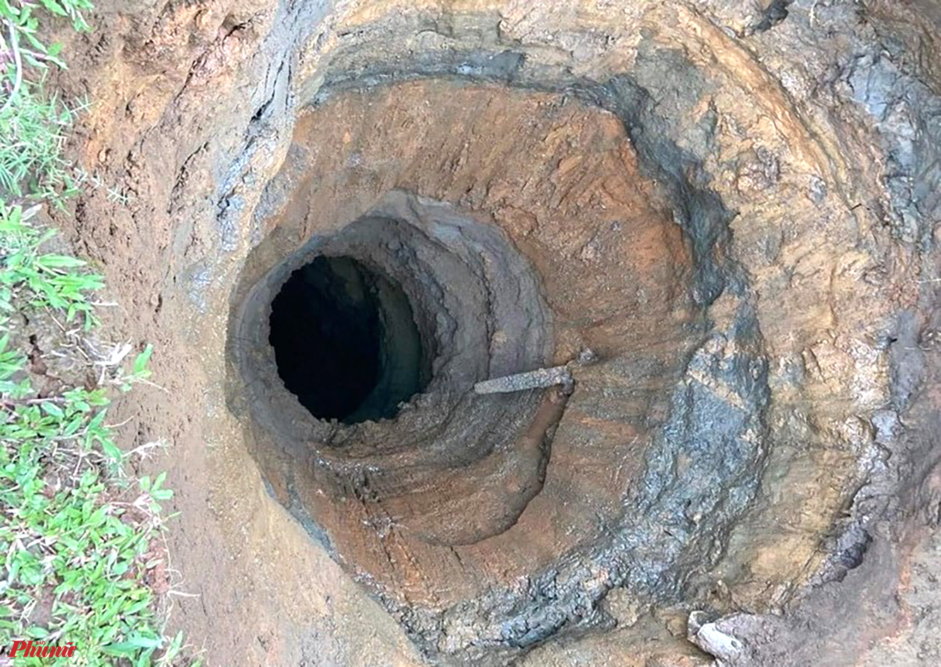 Một hố tử thần sâu không thấy đáy xuất hiện cạnh một đơn vị khai thác quặng thiếc ở xã Châu Hồng