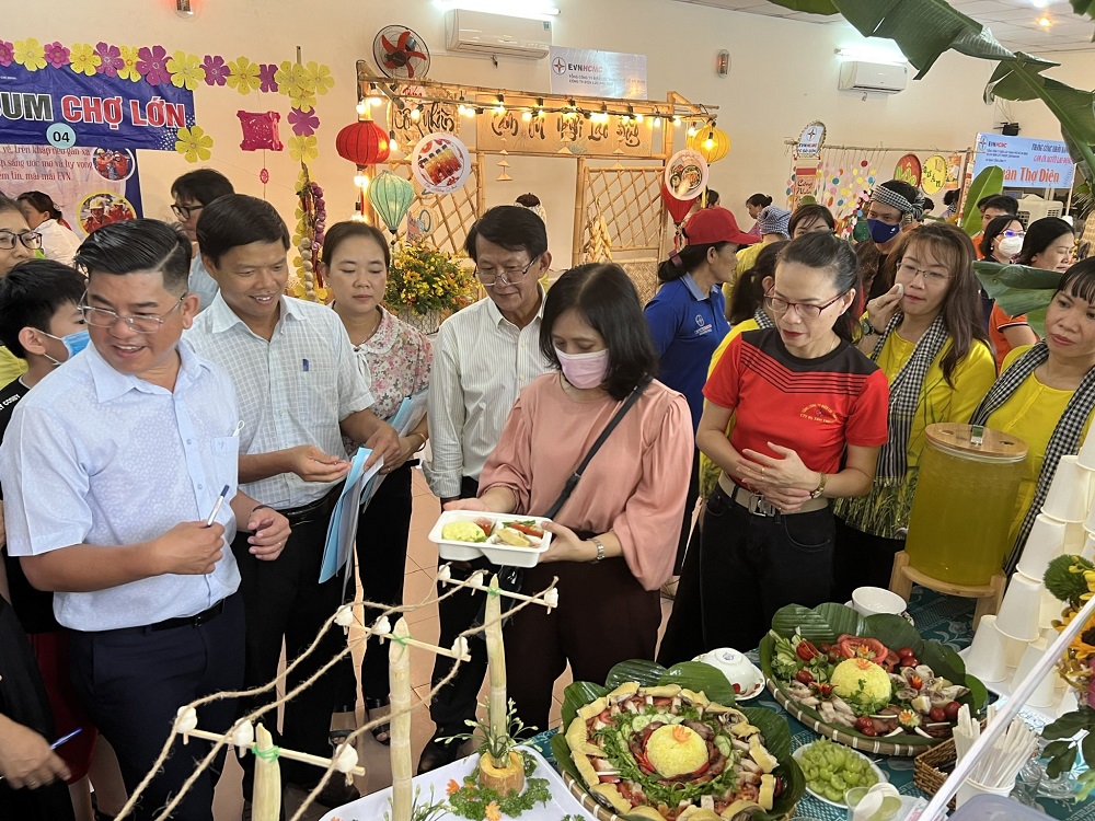 Ban giám khảo chấm điểm các đội dự thi “Ngày hội ẩm thực cảm ơn An toàn vệ sinh viên” - Ảnh: EVNHCMC