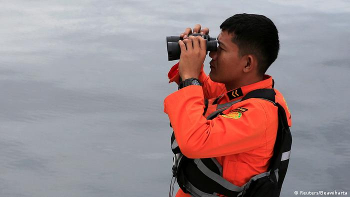 Các hoạt động tìm kiếm và cứu hộ đang được tiến hành để tìm kiếm hàng chục người mất tích khi một chiếc phà chìm ngoài khơi Indonesia