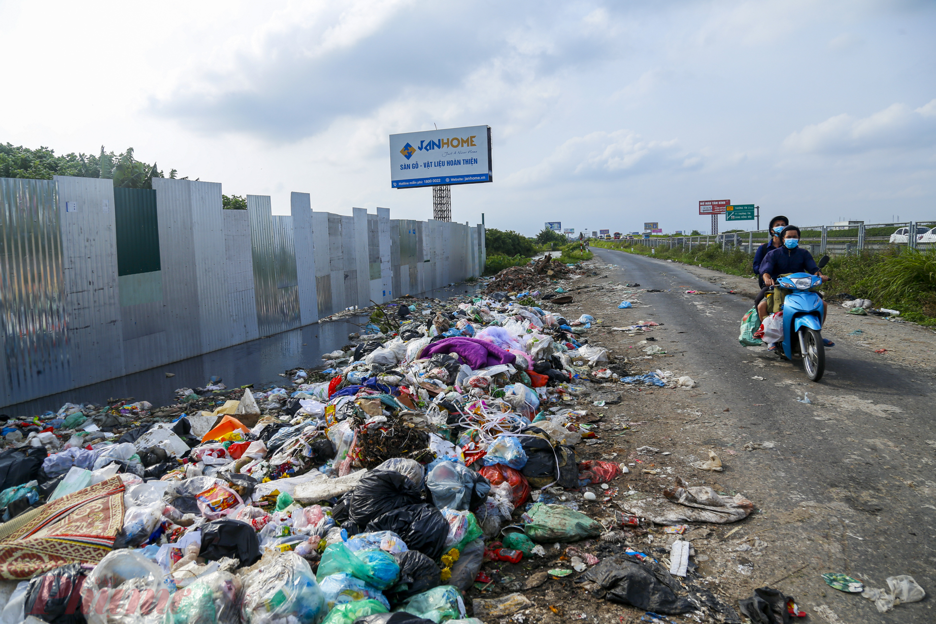 …. thậm chí rác còn tràn ra cả lòng đường gây mất mỹ quan đô thị cũng như nguy hiểm cho những người tham gia giao thông.