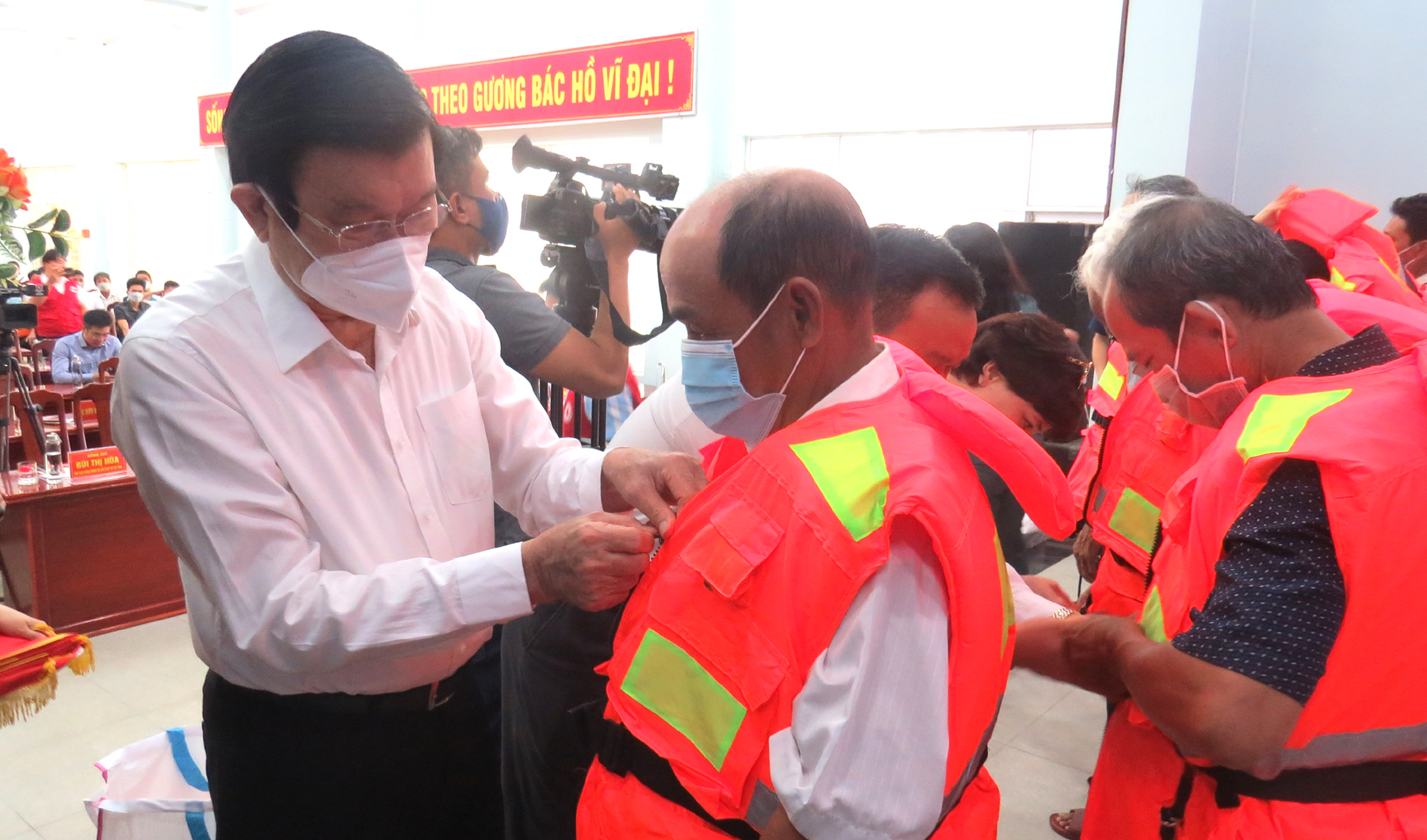 Nguyên Chủ tịch nước Trương Tấn Sang trao áo phao cho bà con ngư dân phường 6 (TP Tuy Hòa)