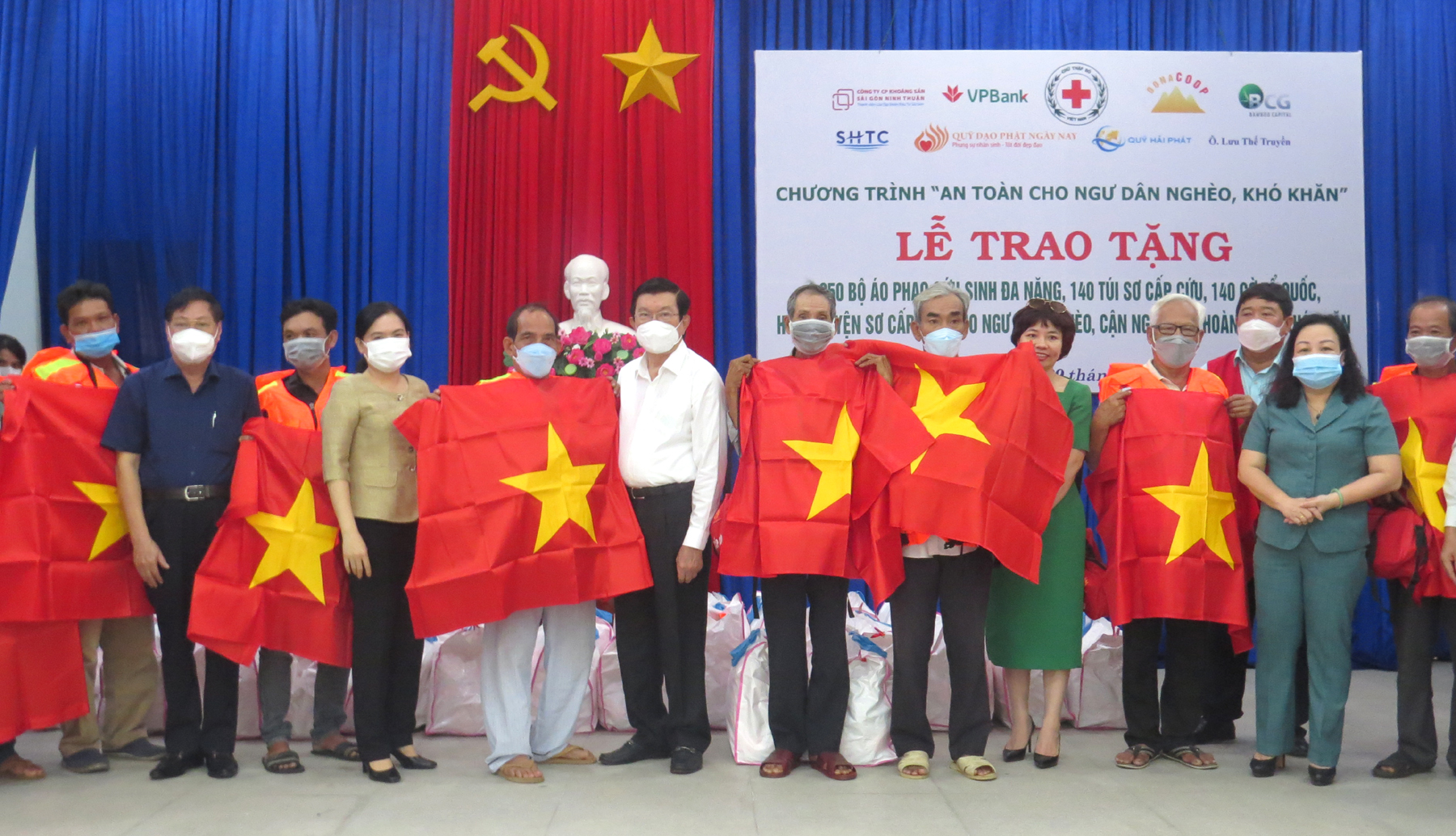 Nguyên Chủ tịch nước Trương Tấn Sang cùng lãnh đạo tỉnh Phú Yên và nhà tài trợ tặng bộ áo phao cứu sinh đa năng cho các ngư dân.