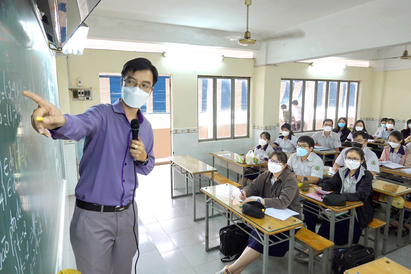 Học sinh lớp 12 Trường THPT Nguyễn Khuyến (TP.HCM) đang ôn thi tốt nghiệp THPT - ẢNH: TRẦN HUY