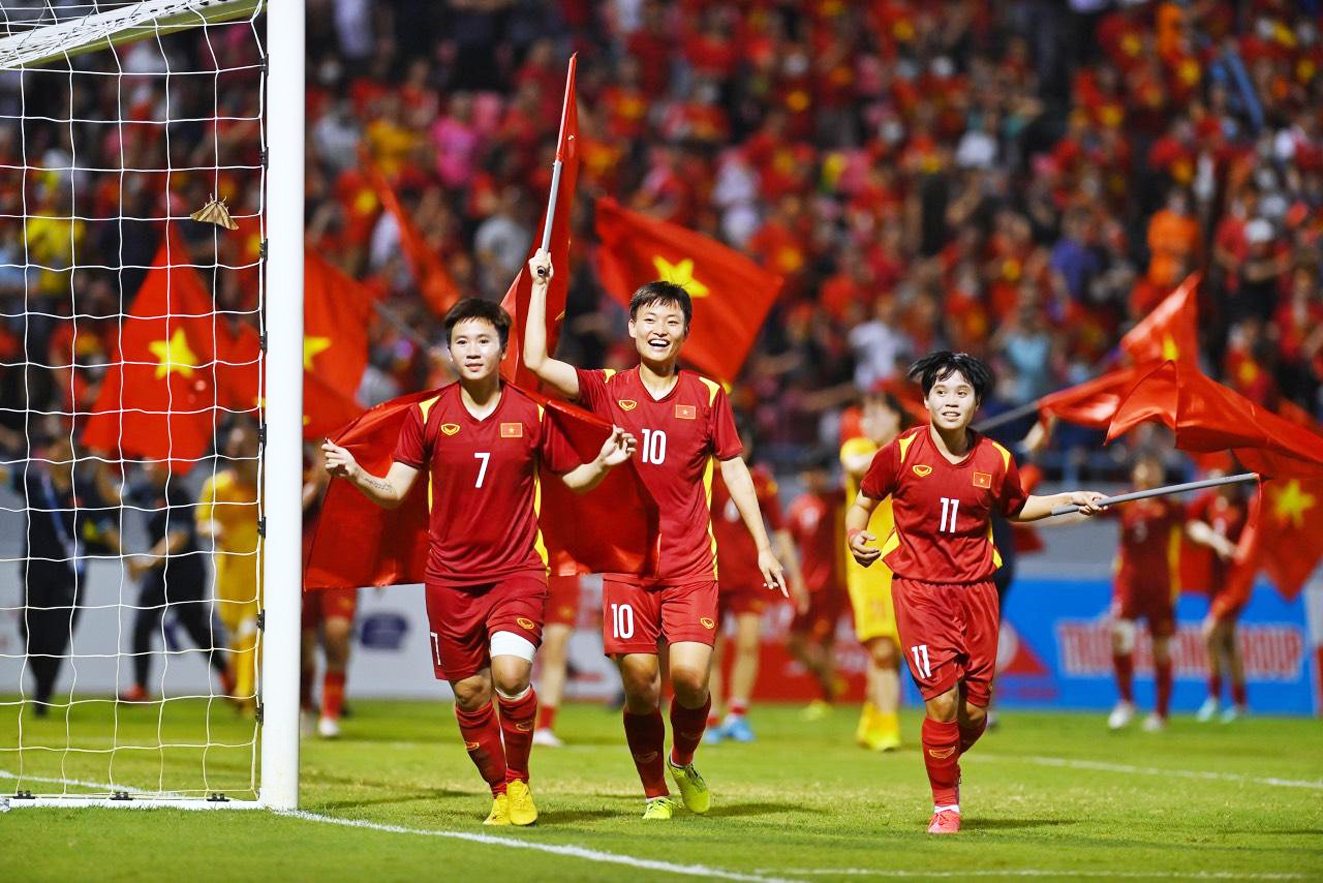 Bóng đá nữ Việt Nam được chuyên nghiệp hóa giúp nhiều cầu thủ trẻ vững tâm cống hiến cho màu cờ sắc áo  (trong ảnh: Các tuyển thủ đội tuyển bóng đá nữ Việt Nam ăn mừng huy chương vàng SEA Games 31)