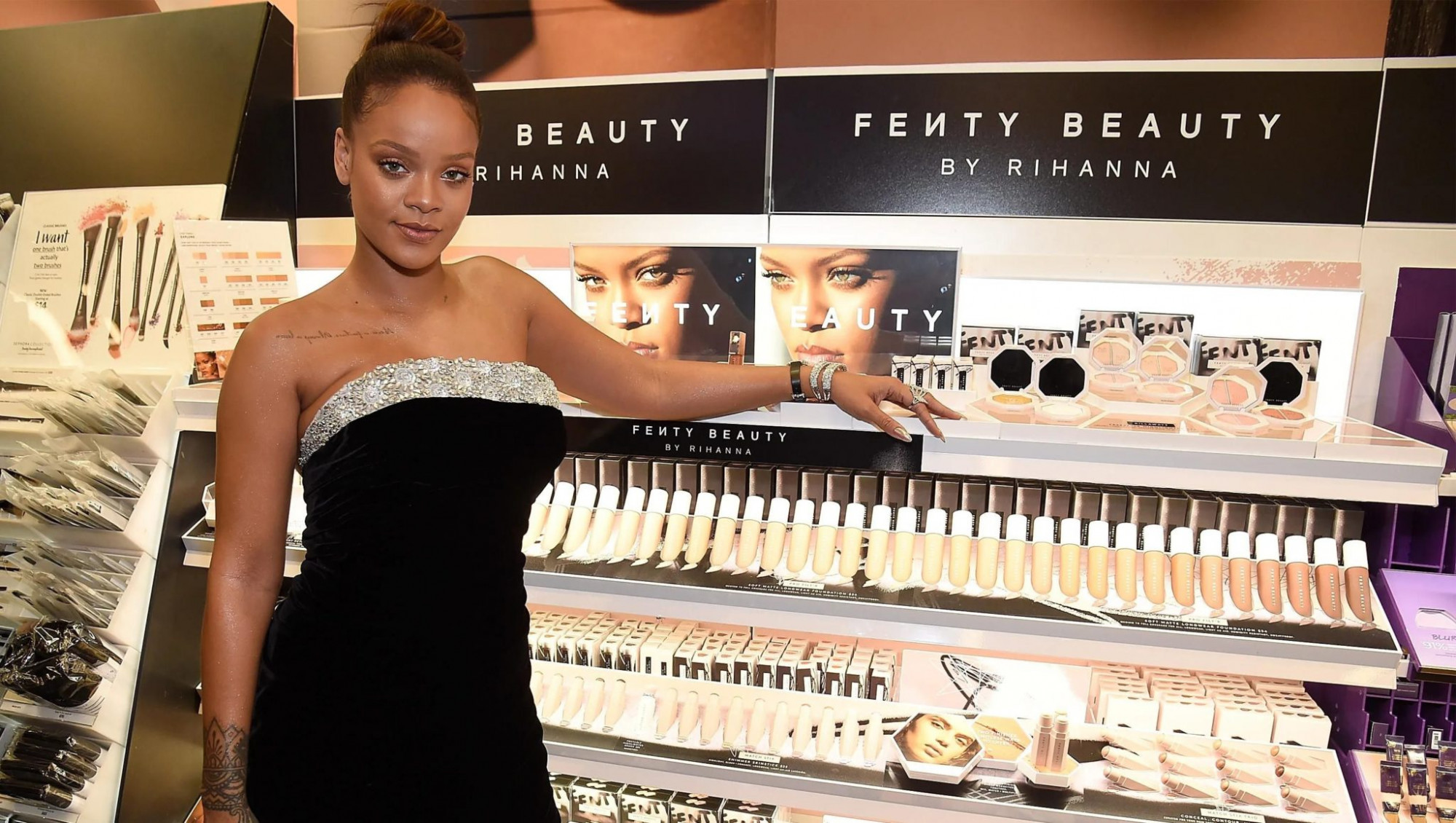 Nữ ca sĩ Rihanna và thương hiệu Fenty Beauty - Ảnh: Kevin Mazur/Getty Images