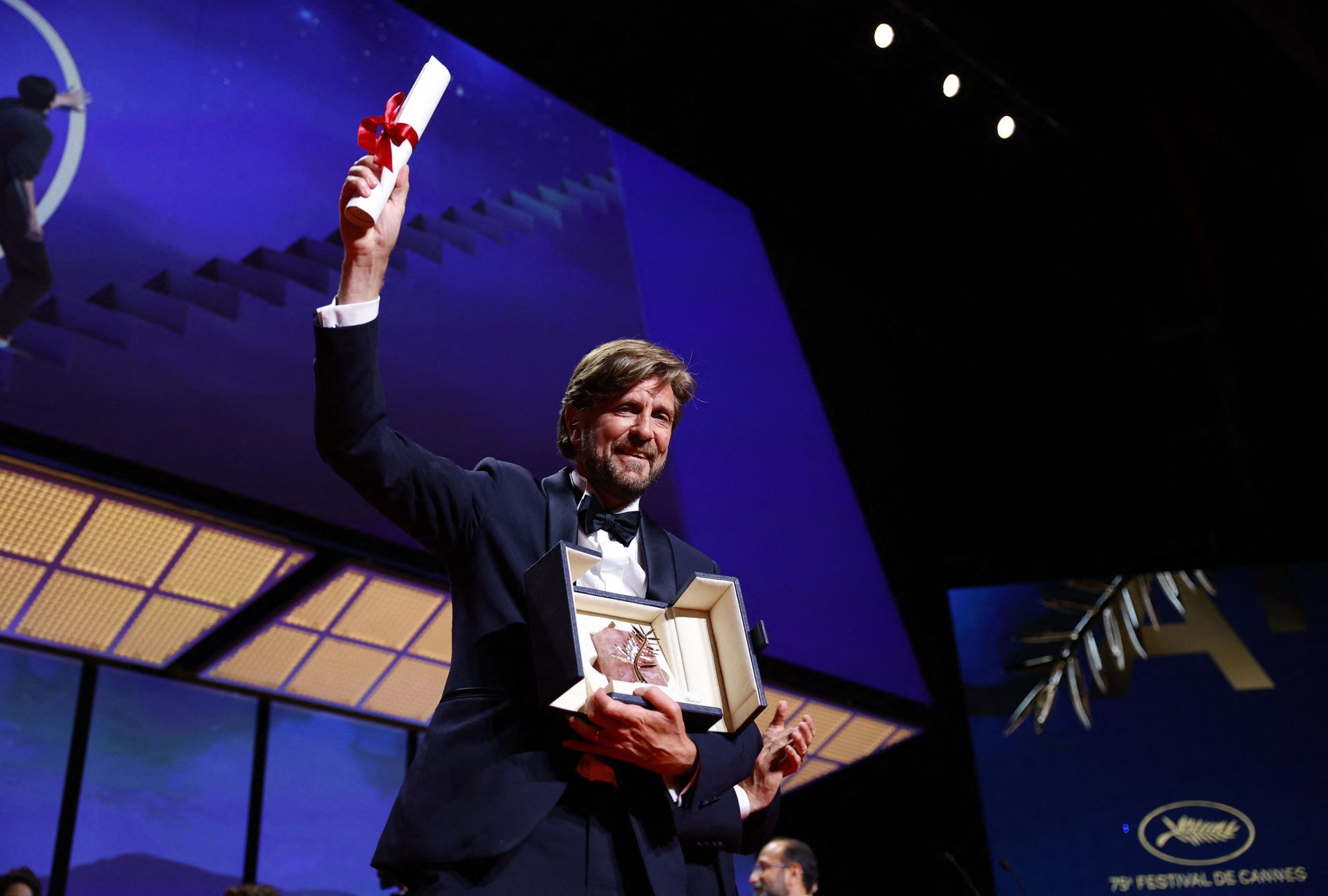 Đạo diễn Ruben Ostlund vui mừng khi nhận được giải thưởng Cành cọ vàng cho Phim hay nhất 