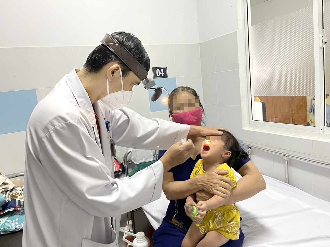 Bác sĩ Nguyễn Tường Thi đang khám cho một trường hợp nghẹt mũi kéo dài