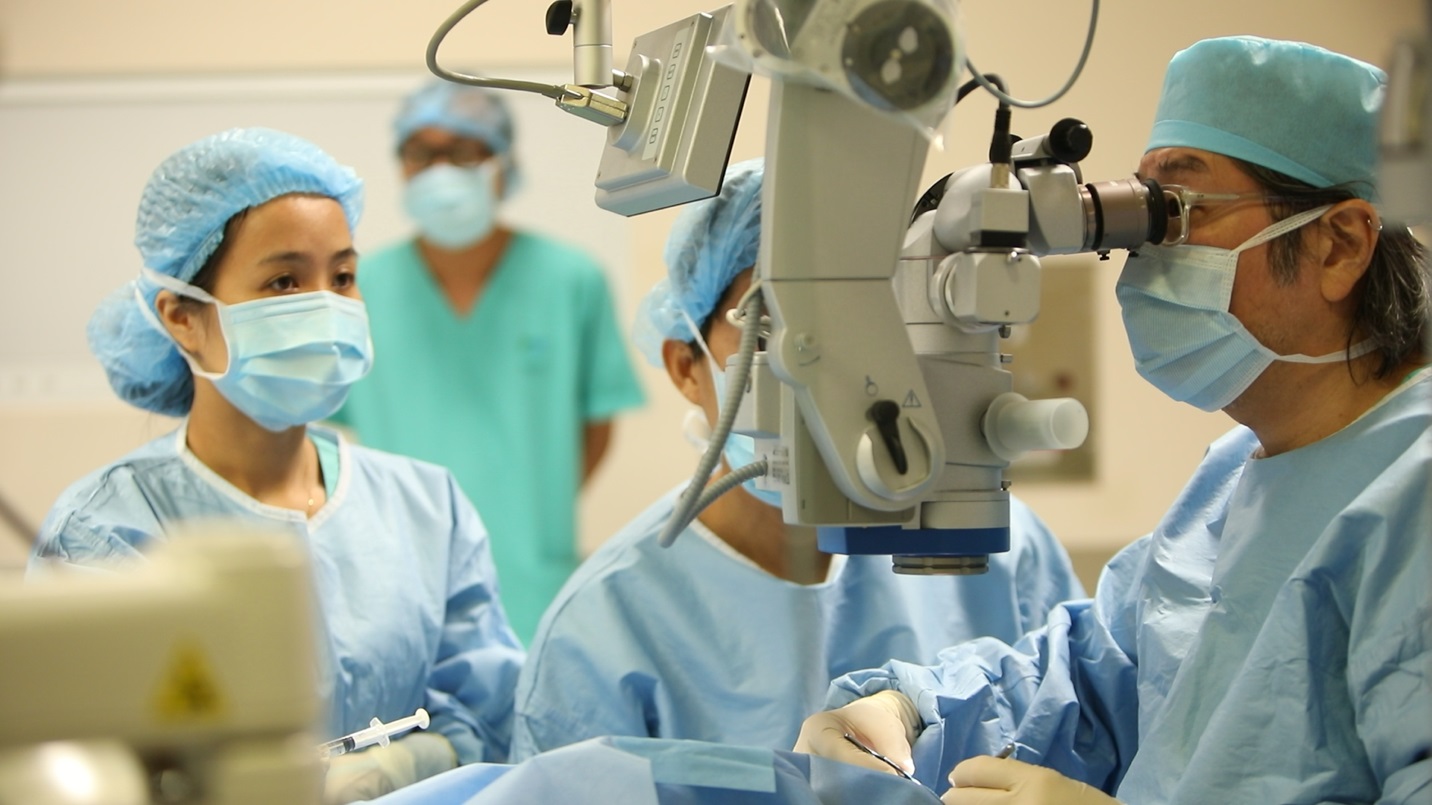 Nhiều bệnh nhân và người thân đã vỡ òa, rơi nước mắt vì đã được phẫu thuật giác mạc thành công, khôi phục thị lực sau suốt một thời gian dài chờ đợi vì bác sĩ Donald Tan (phải) không thể sang Việt Nam do COVID-19. Ảnh: FV