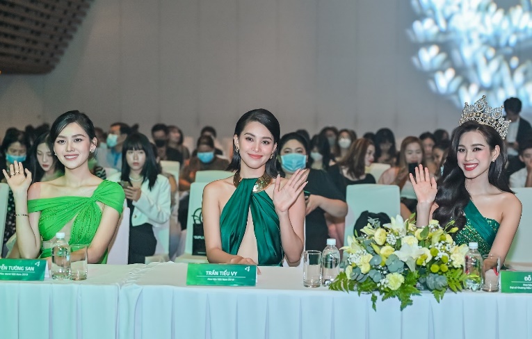 Hoa hậu Đỗ Hà, Hoa hậu Tiểu Vy, Á hậu Tường San hội ngộ tại đại tiệc thẩm mỹ của Thu Cúc - Ảnh: Thu Cúc