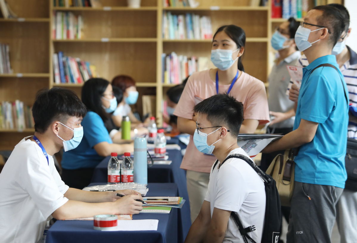 Với tỷ lệ thất nghiệp ở thanh niên gần chạm mức 20% ở Trung Quốc, nhiều sinh viên tốt nghiệp đang trở về quê nhà hoặc ra nước ngoài vì các thành phố lớn không còn giữ được triển vọng phát triển nghề nghiệp