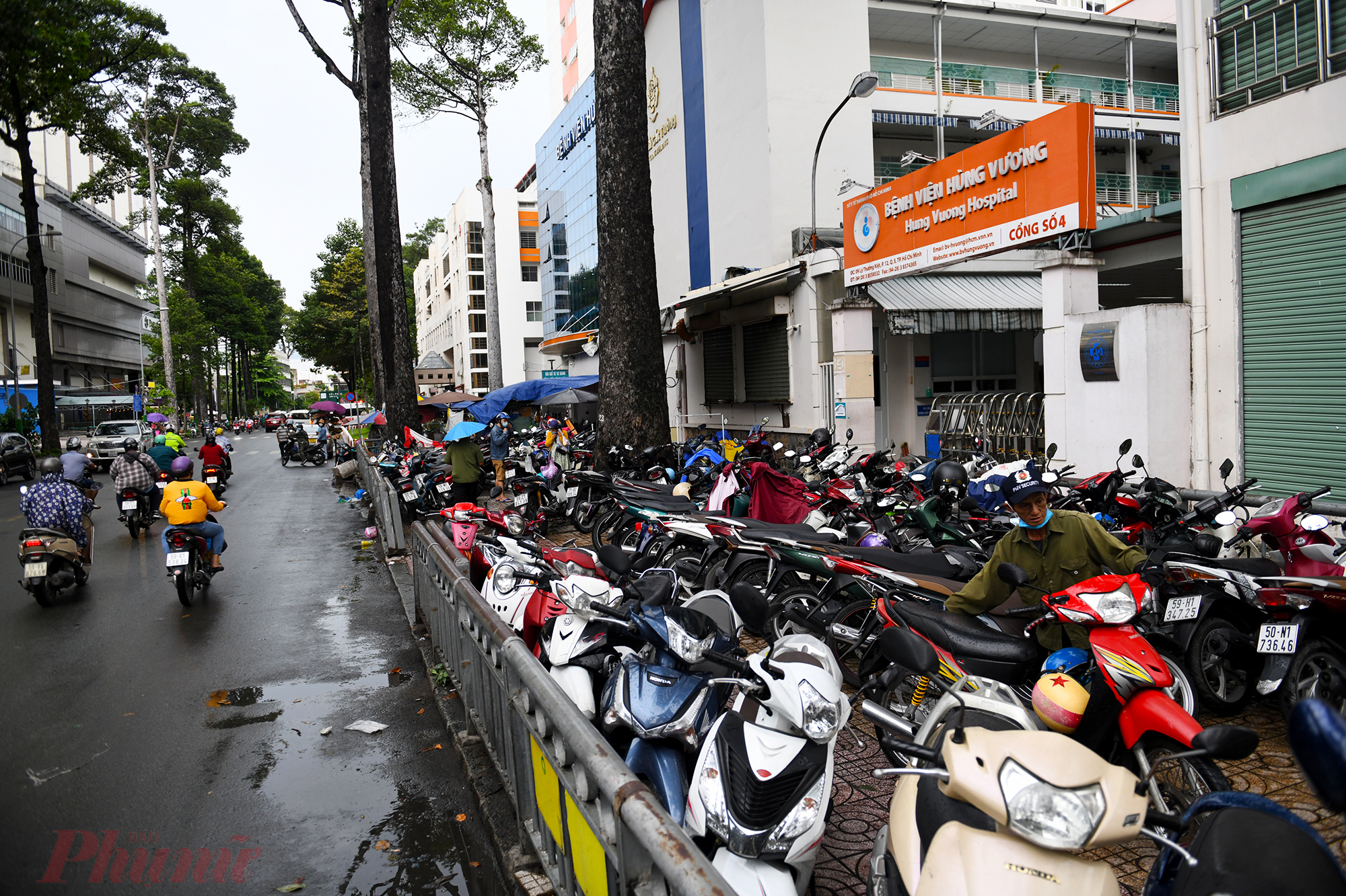 Phía trước bệnh viện Hùng Vương trên đường Lý Thường Kiệt, quận 5, hàng trăm chiếc xe máy đậu kín toàn bộ vỉa hè.