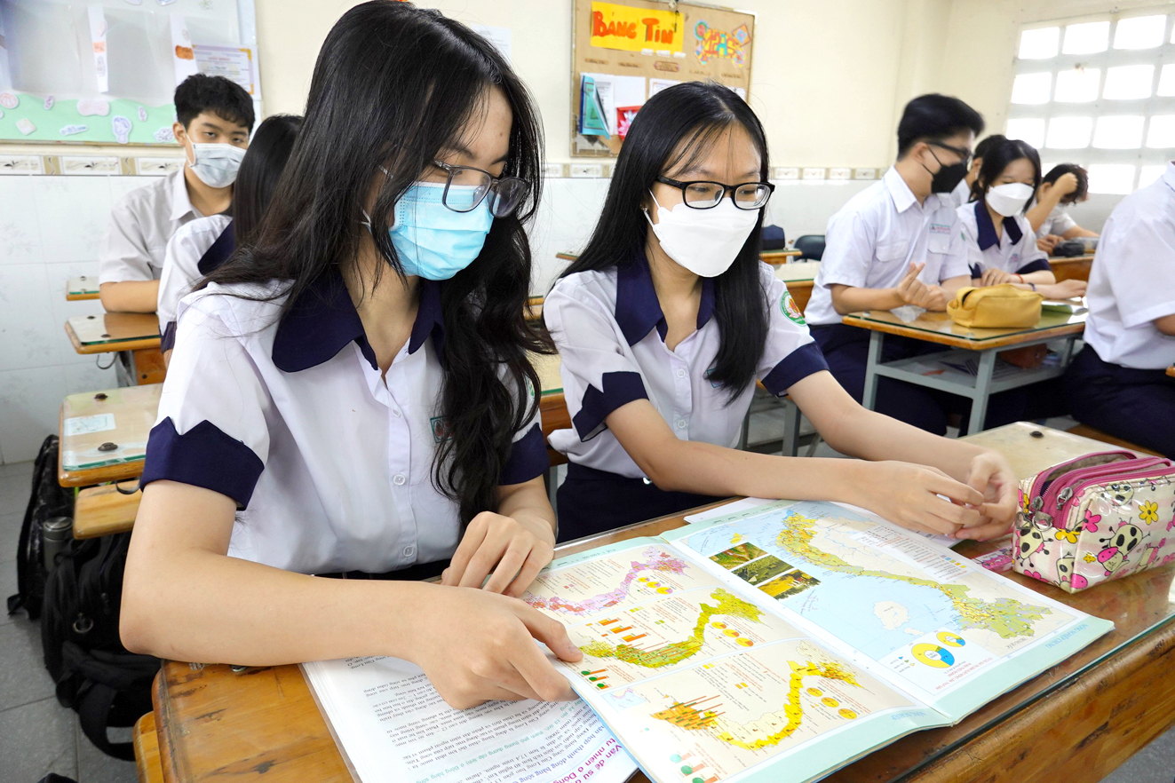 Học sinh Trường THPT Nguyễn Khuyến (TP.HCM) đang ôn thi tốt nghiệp THPT môn địa lý - ẢNH: TRẦN HUY