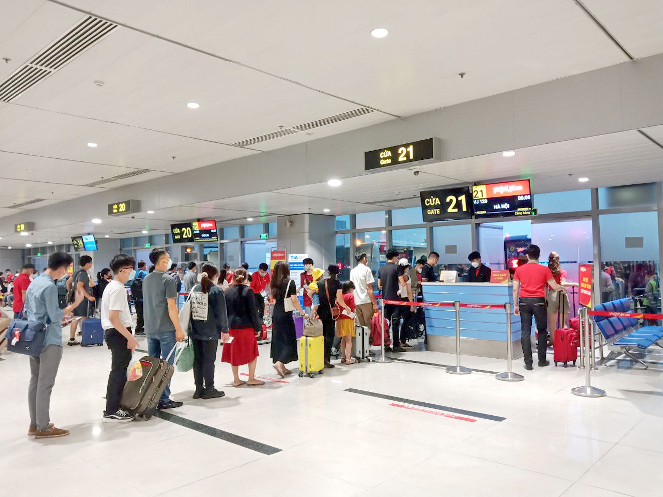 Hành khách đang lên máy bay của hãng Vietjet Air tại sân bay Tân Sơn Nhất (ảnh chụp sáng 27/5) - ẢNH: BẢO MINH