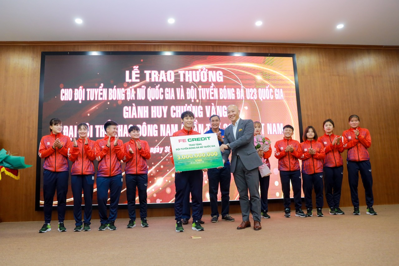 Đội phó Phạm Hải Yến - đại diện Đội tuyển bóng đá nữ nhận phần thưởng từ ông Yasuhiko Imai - Phó chủ tịch Hội đồng thành viên FE Credit