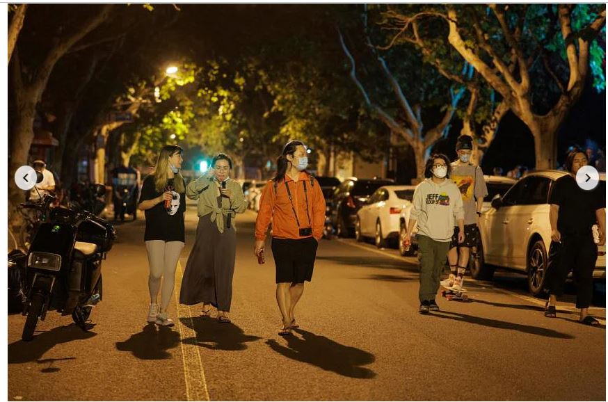 Người dân Thượng Hải đi bộ trên đường phố để ăn mừng sau khi thành phố dỡ bỏ phong tỏa, rạng sáng 1/6.