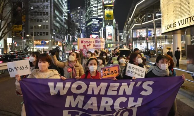 Phụ nữ diễu hành ở Tokyo để nâng cao nhận thức về địa vị của phụ nữ ở Nhật Bản vào Ngày Quốc tế Phụ nữ. Ảnh: Anadolu Agency / Getty Images