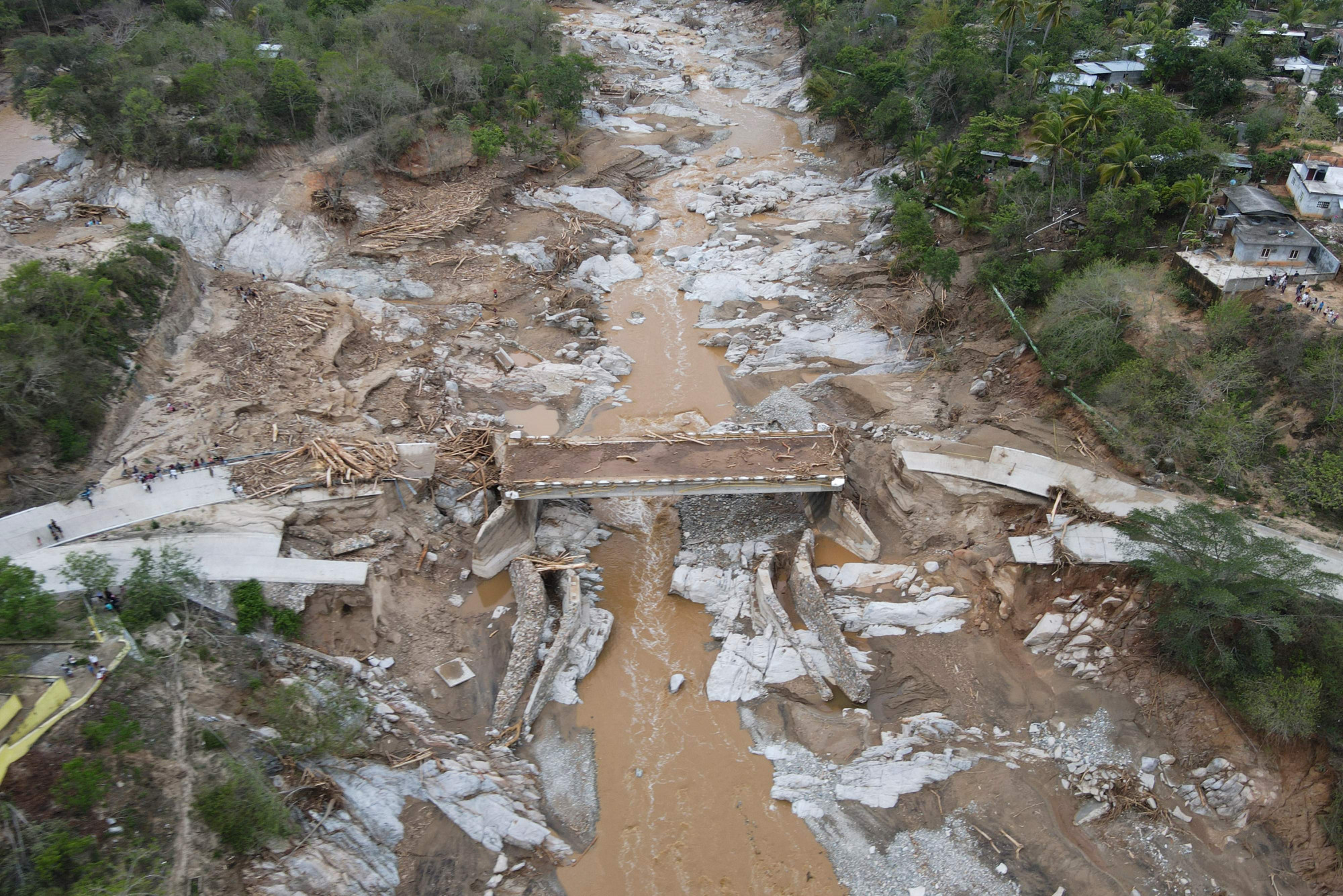 Bão mạnh Agatha gây ra lũ lựt và sạt lở đất nghiêm trọng tại Mexico.