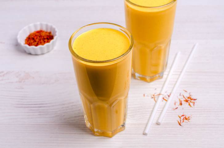 Uống món nước đặc biệt của Indonesia: Jamu là một thức uống truyền thống của người Indonesia được làm từ các nguyên liệu tự nhiên. Nó đã được sử dụng trong nhiều thế kỷ để duy trì sức khỏe tốt và ngày nay cũng có mặt trong các nhà hàng và quán cà phê ở Indonesia. Công thức gồm: nghệ - 125 gram, gừng - 20 gram, 1 ít hạt tiêu đen, 2 thìa nước chanh, 2 thìa mật ong, 4 cốc nước dừa.