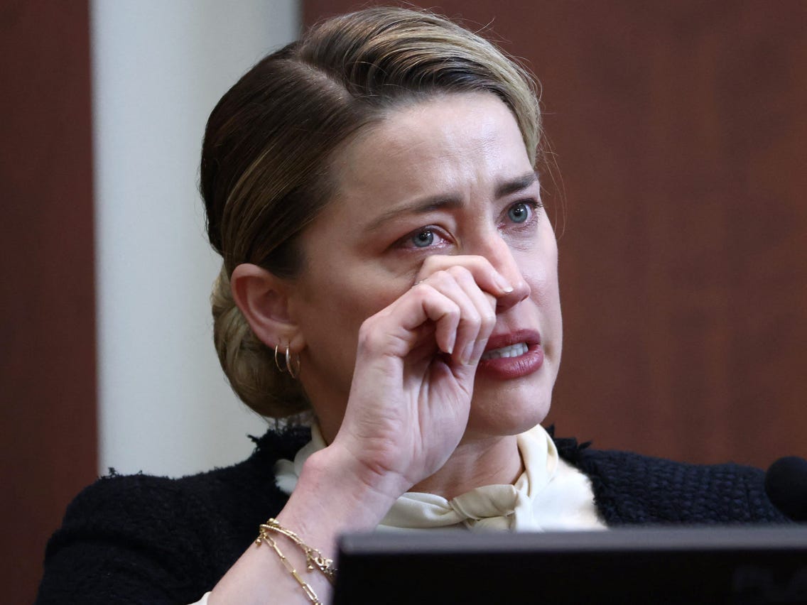 Amber Heard nhiều lần khóc trong phiên toà xét xử khi kể lại tội lỗi của chồng cũ.