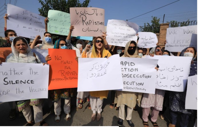 Phụ nữ Pakistan phản đối bạo lực tình dục trong cuộc biểu tình ở Peshawar [Tập tin: Fayaz Aziz / Reuters]