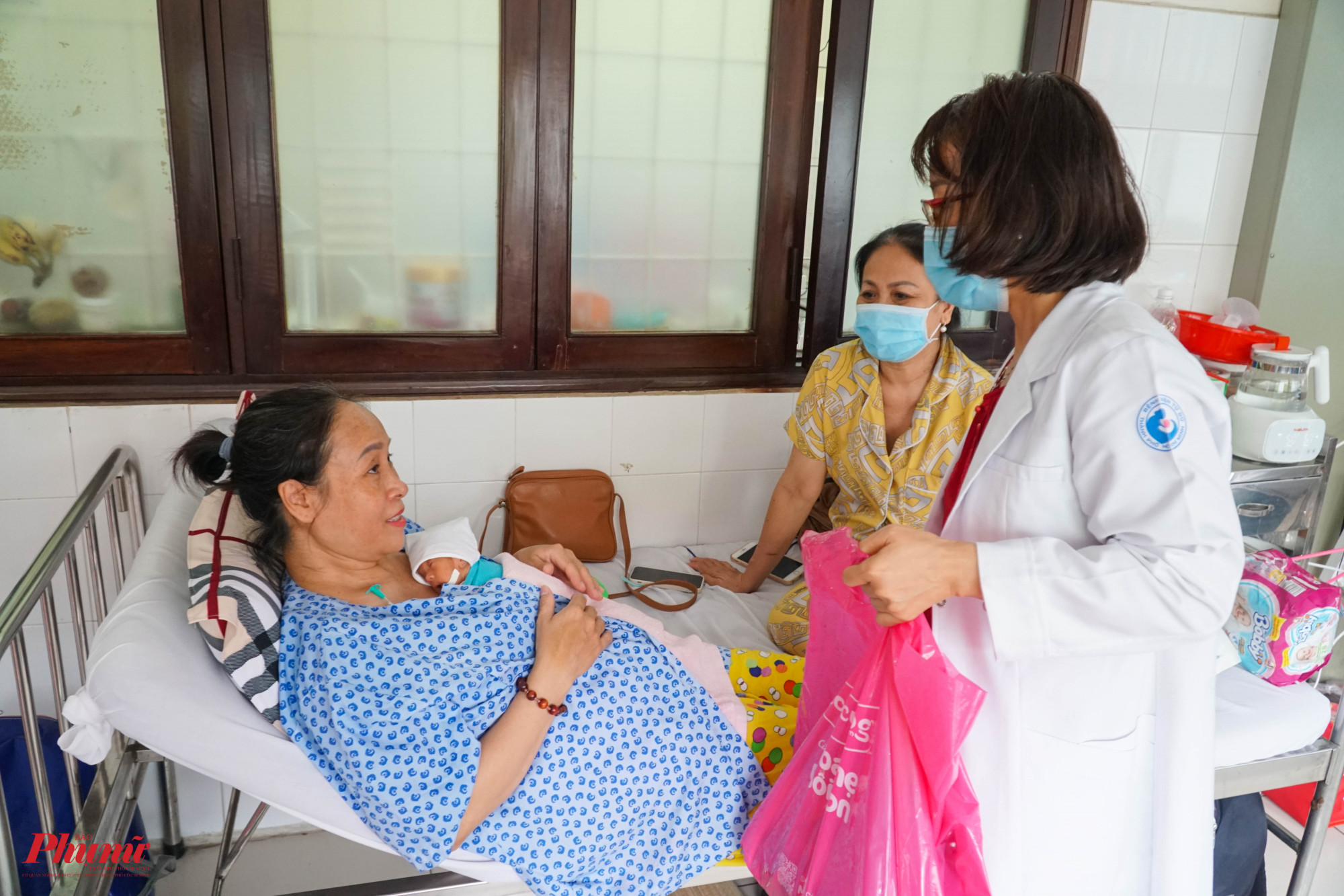 Các bé sinh non được các bác sĩ tận tình chăm sóc, hỏi thăm sức khỏe bé và mẹ bé thường xuyên